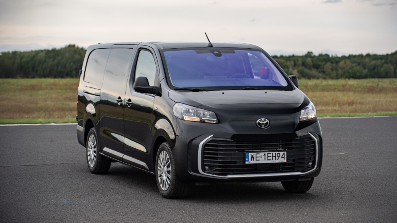 Toyota PROACE zaparkowana na tle drzew